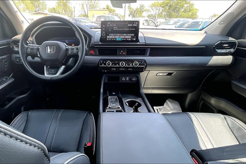 Used 2025 Honda Pilot Elite image 16