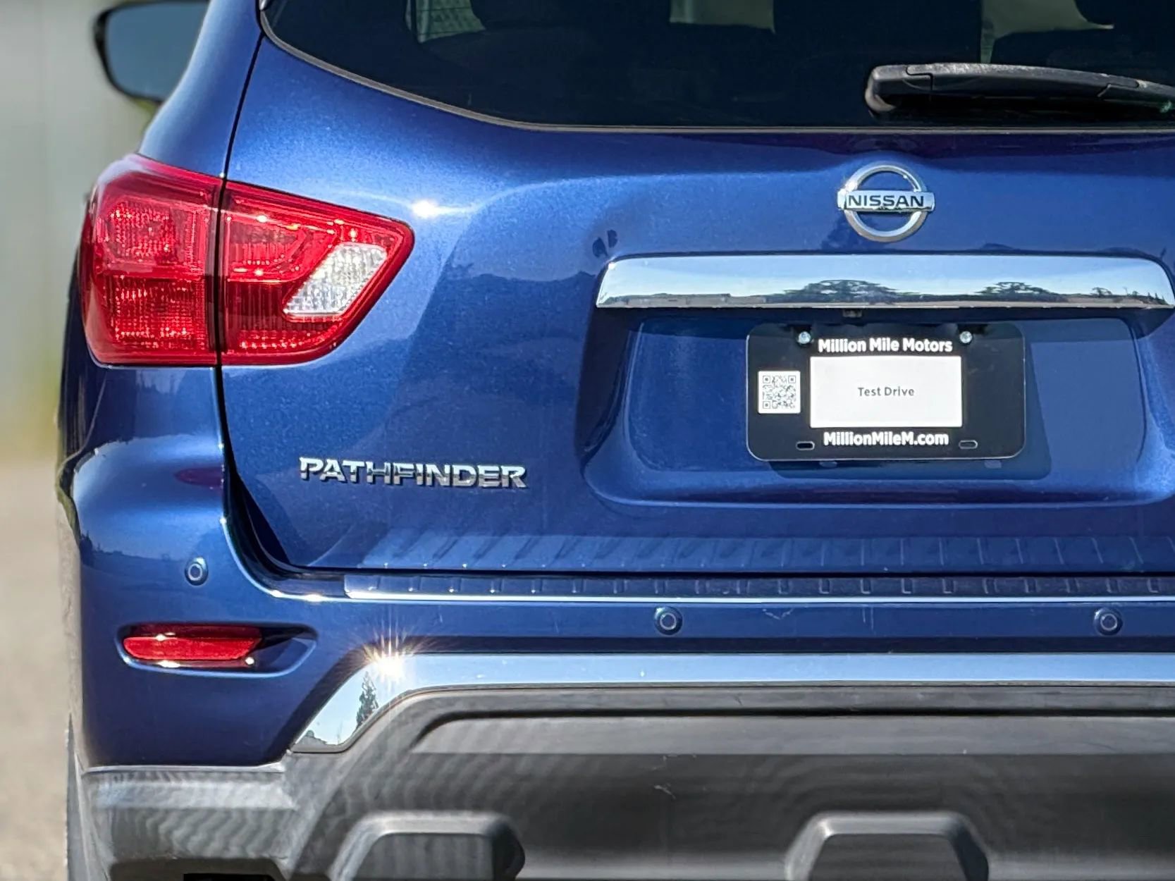 Used 2017 Nissan Pathfinder SV image 12