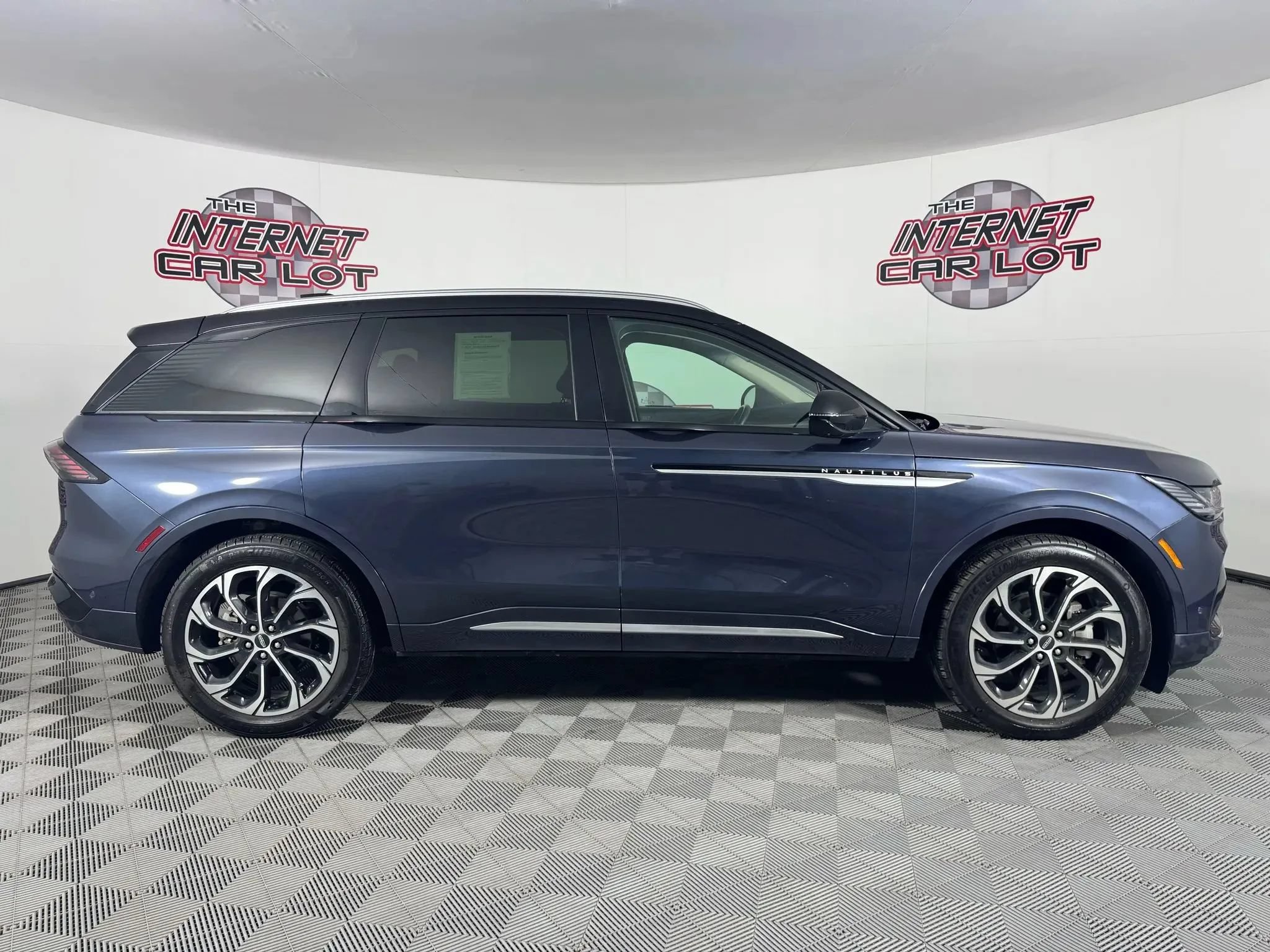 Used 2024 Lincoln Nautilus Reserve w/ Equipment Group 202A AWD/4WD image 8
