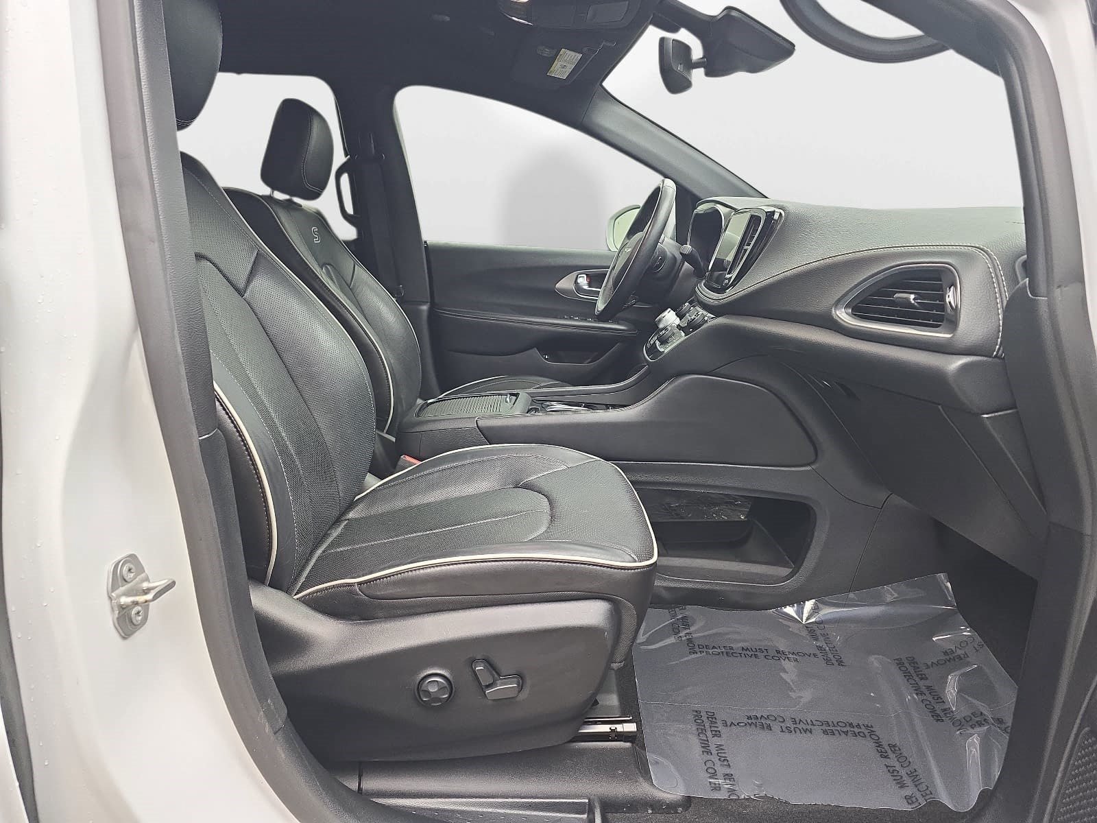 Used 2021 Chrysler Pacifica Limited w/ Uconnect Theater Family Group FWD image 34