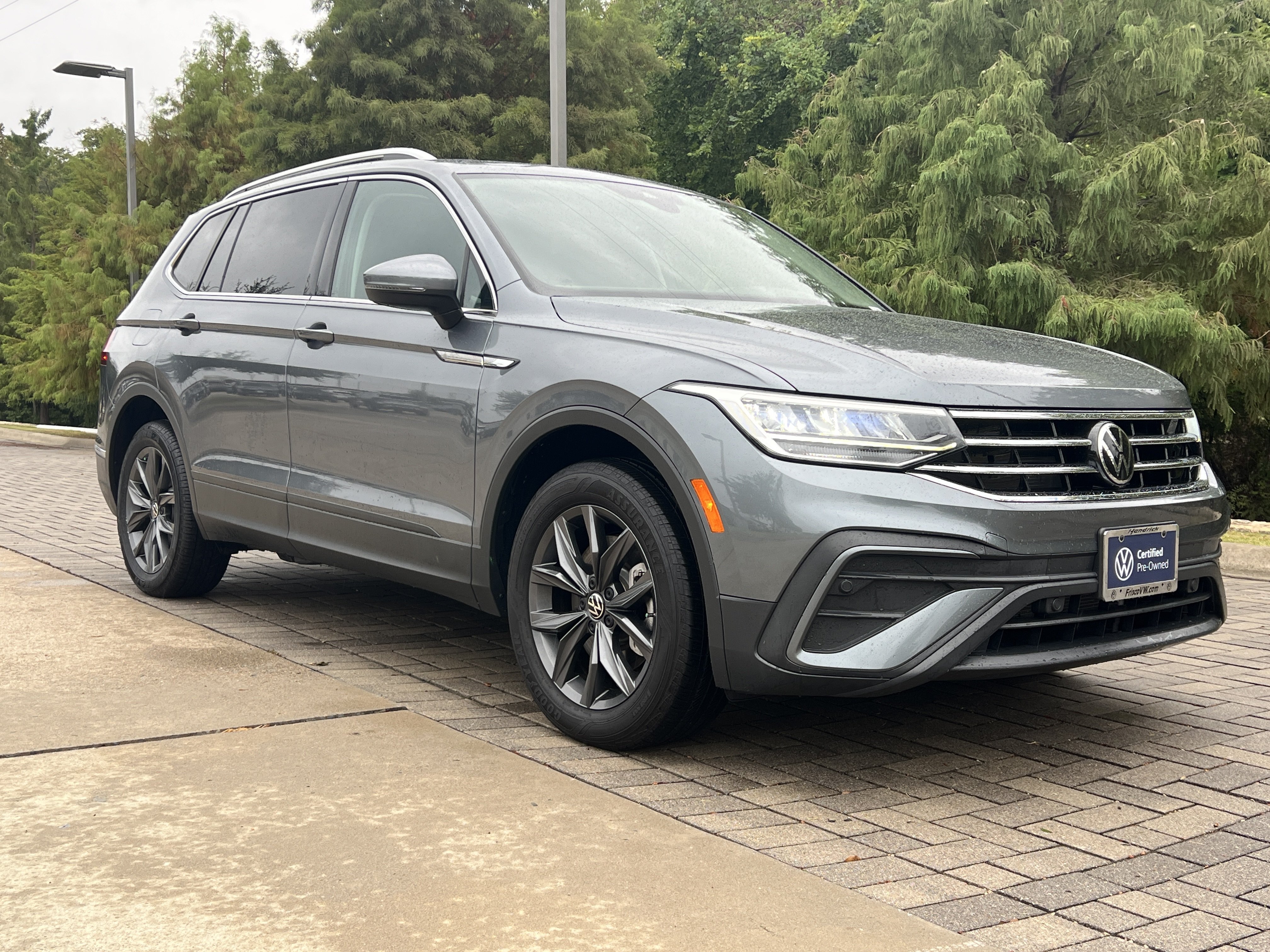 Certified 2023 Volkswagen Tiguan SE w/ Panoramic Sunroof Package FWD image 2
