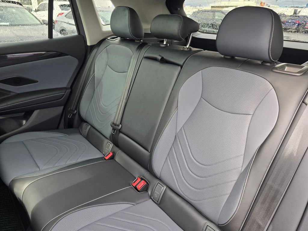 New 2025 Volkswagen Tiguan SE AWD/4WD image 17