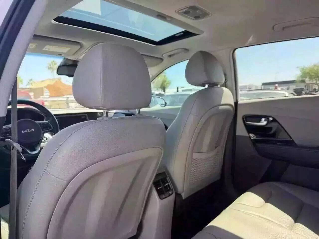 Used 2022 Kia Niro EX Premium image 25