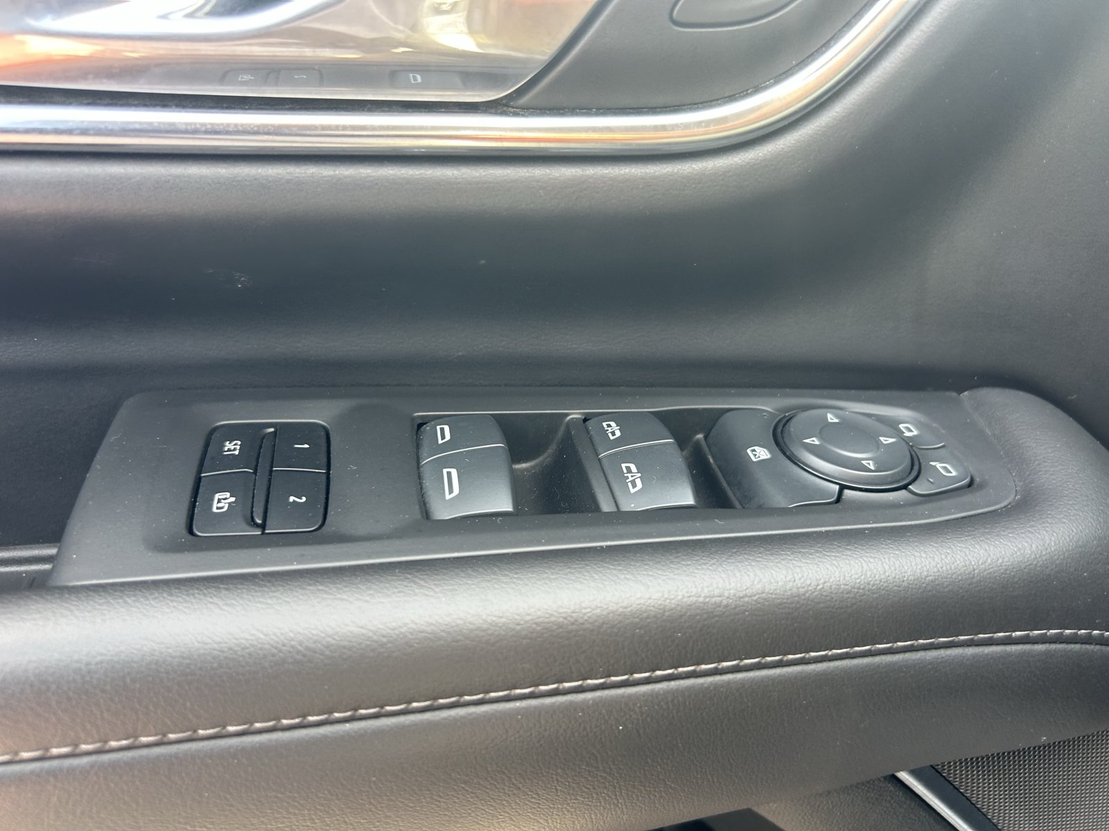 Used 2024 Chevrolet Suburban LT RWD image 17