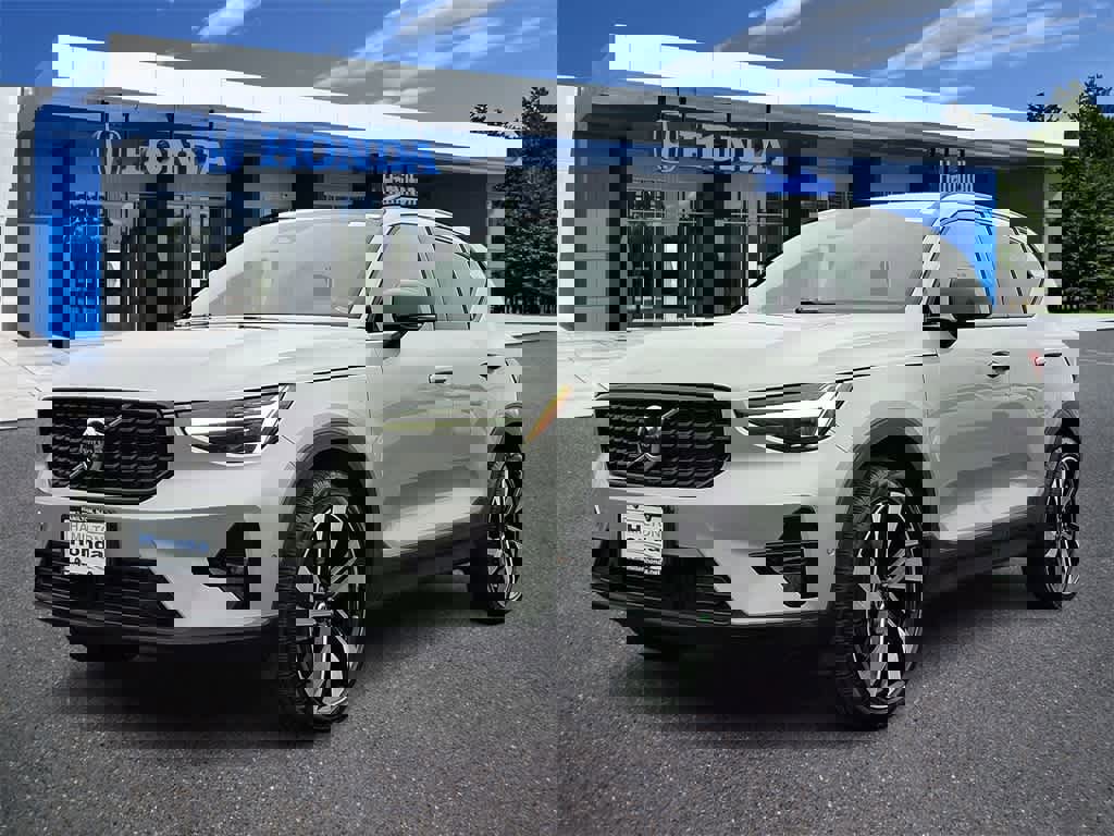 Used 2023 Volvo XC40 B5 Ultimate w/ Protection Package Premier image 1