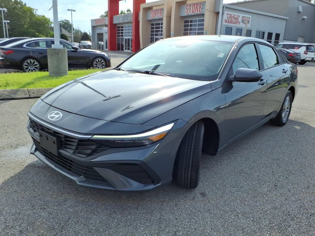 Used 2025 Hyundai Elantra SE FWD image 18