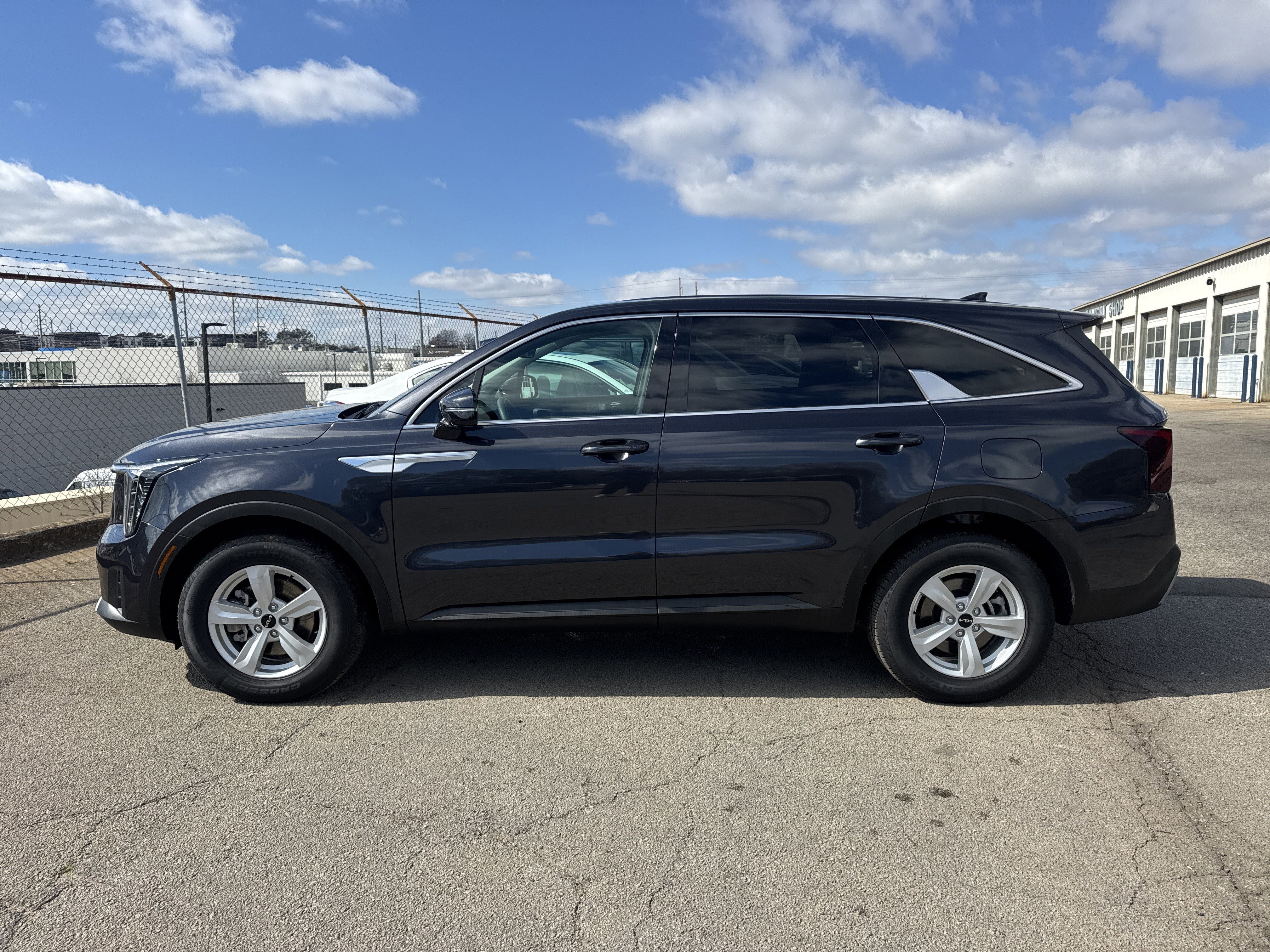 Certified 2025 Kia Sorento LX image 4