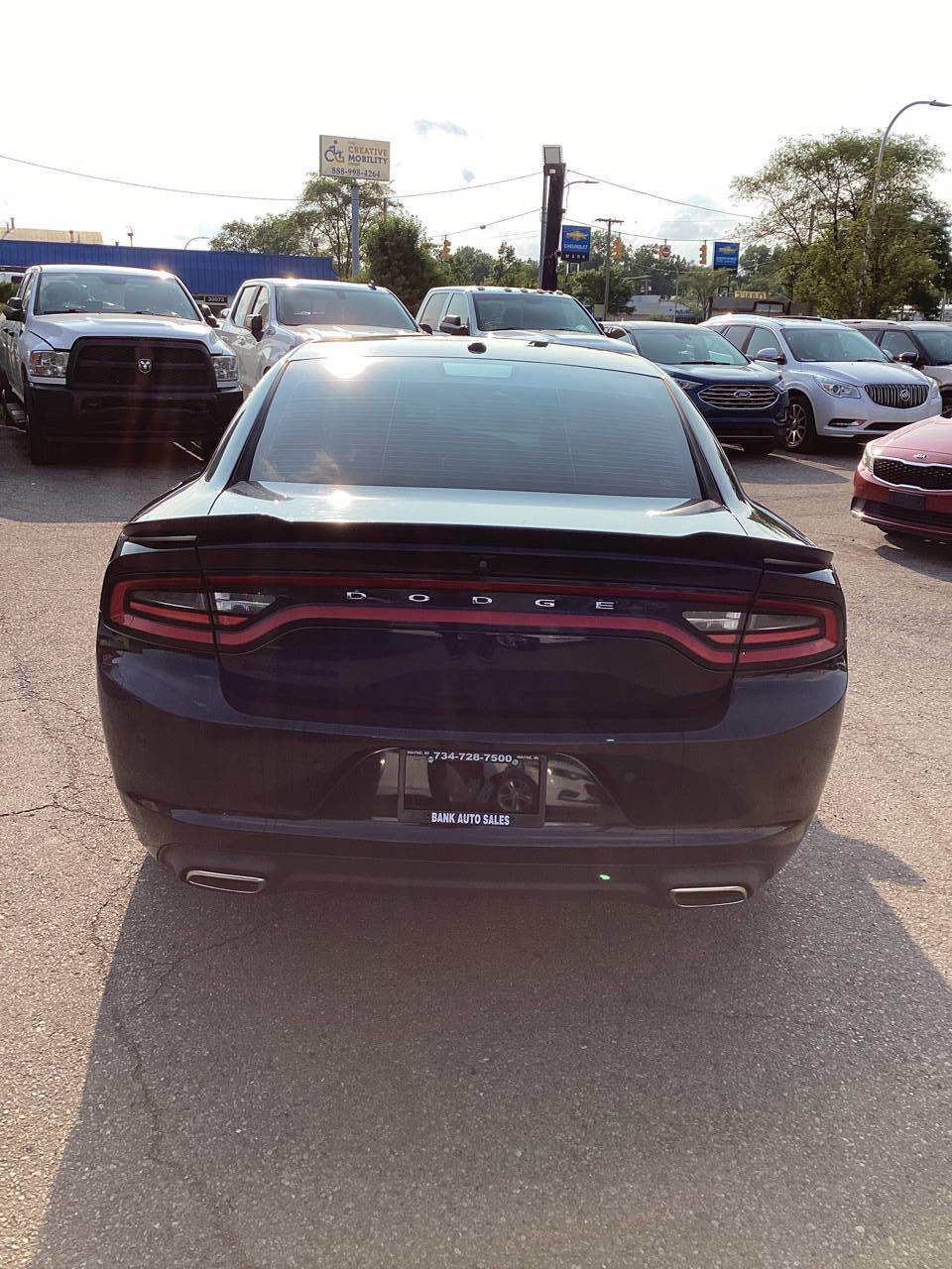 Used 2019 Dodge Charger SXT image 3
