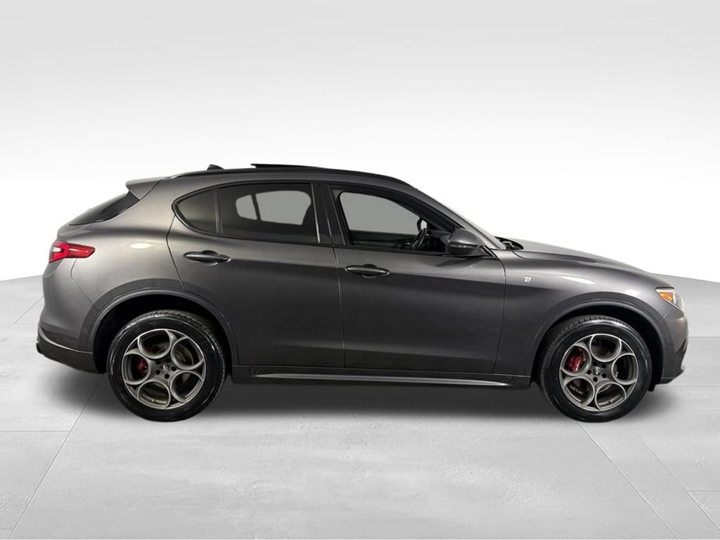Used 2023 Alfa Romeo Stelvio Ti AWD/4WD image 3