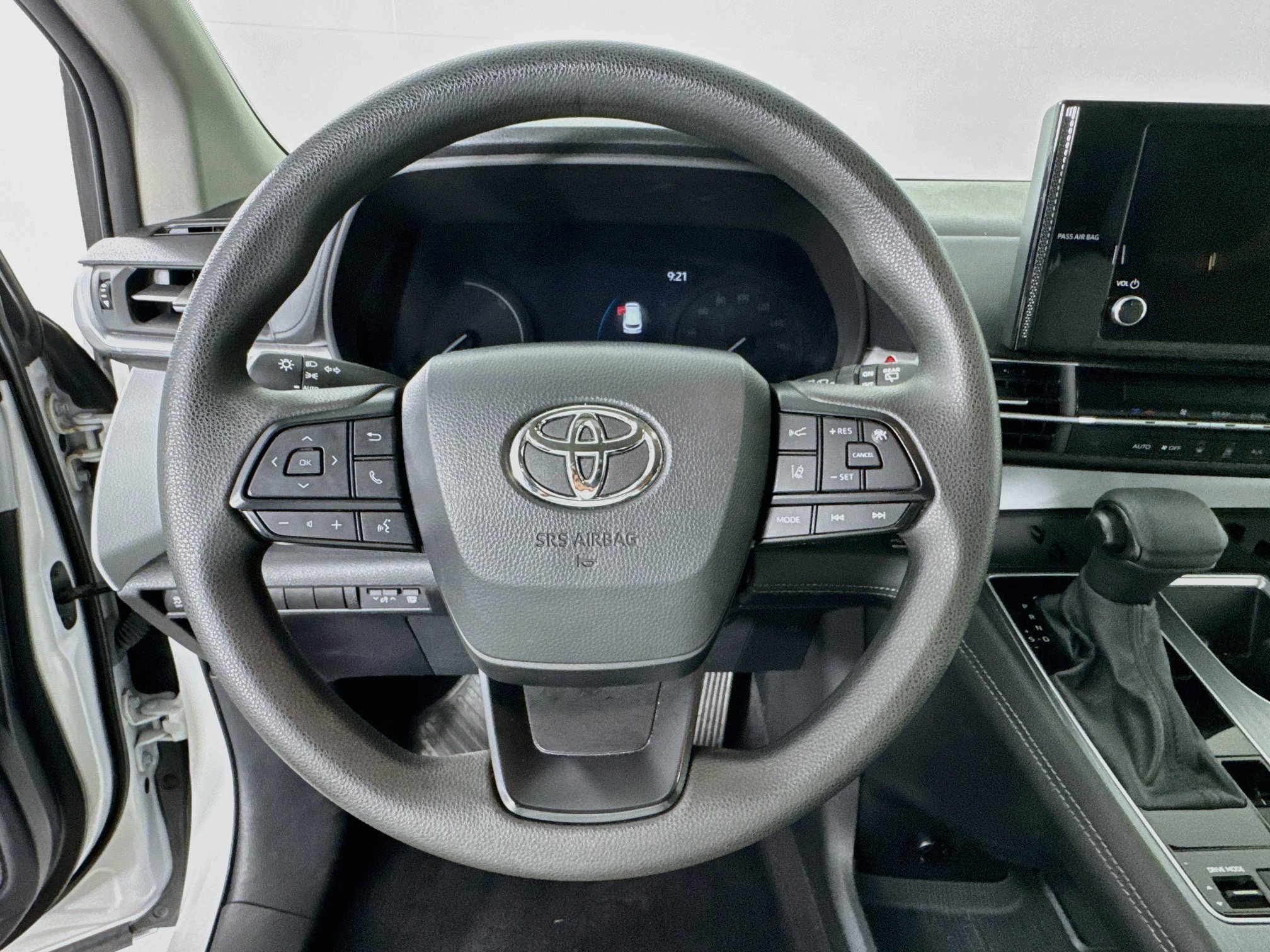 Certified 2025 Toyota Sienna LE FWD image 11