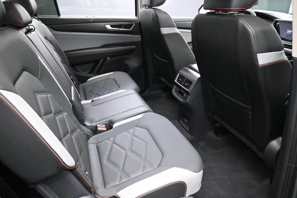 Used 2025 Volkswagen Atlas Peak Edition SE AWD/4WD image 29