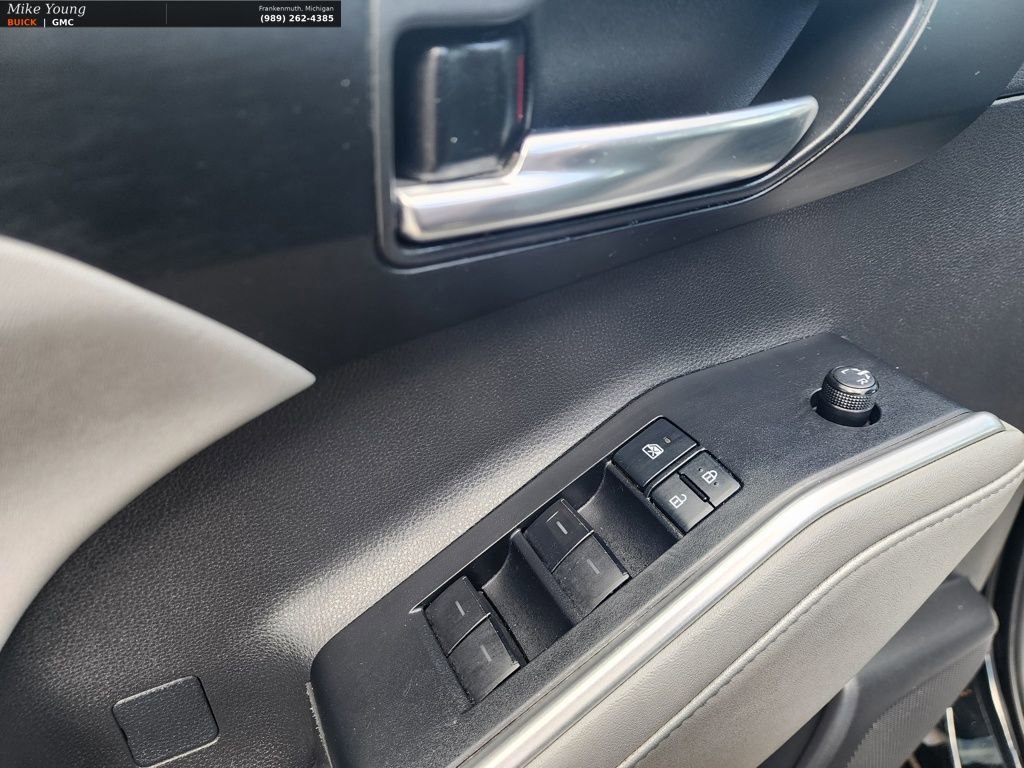 Used 2020 Toyota Highlander XLE image 28