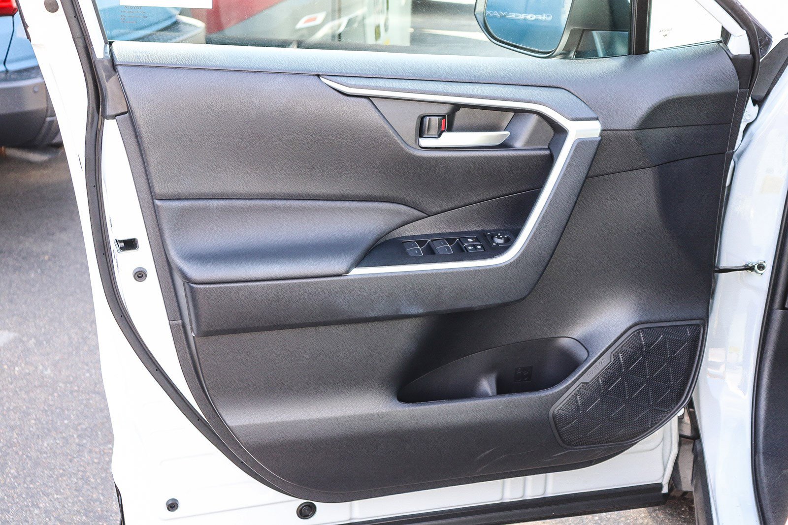 Used 2025 Toyota RAV4 SE image 21