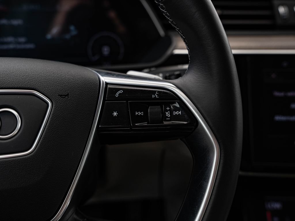 Used 2022 Audi e-tron Premium Plus w/ Premium Plus Package image 30