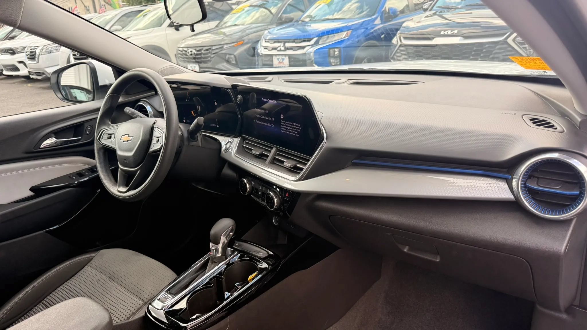 Used 2025 Chevrolet Trax LT FWD image 16