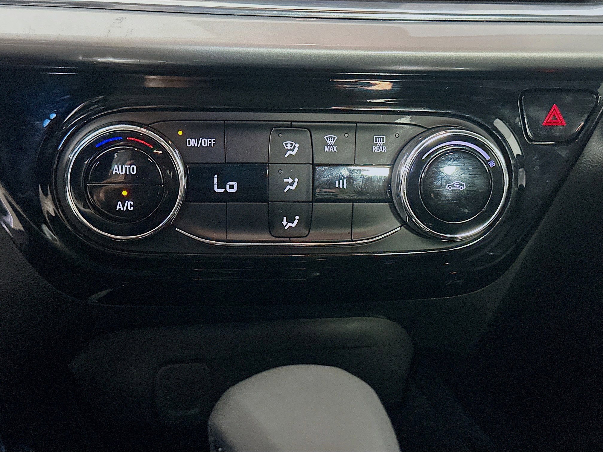 Used 2025 Chevrolet Trax LT FWD image 22