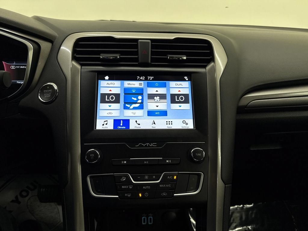 Used 2019 Ford Fusion SE FWD image 21