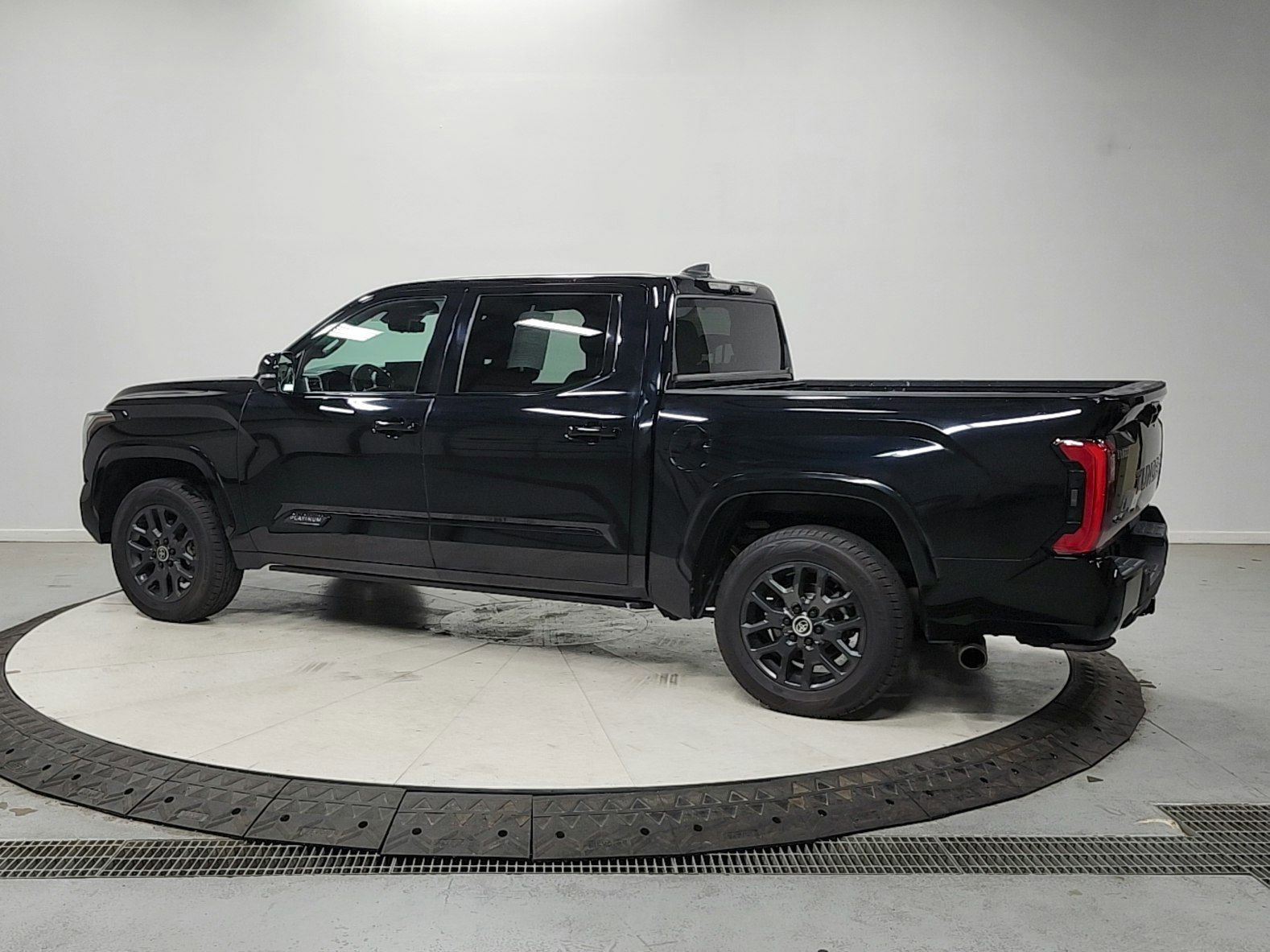 Used 2024 Toyota Tundra Platinum AWD/4WD image 5