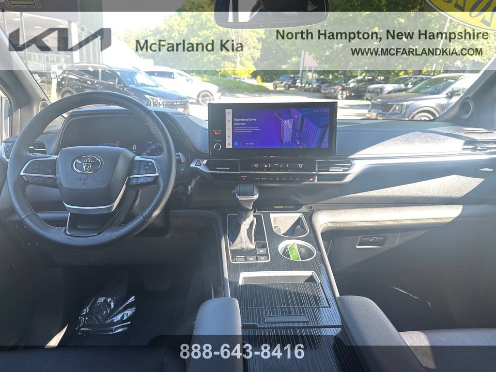 Used 2025 Toyota Sienna XLE Woodland Edition AWD/4WD image 17