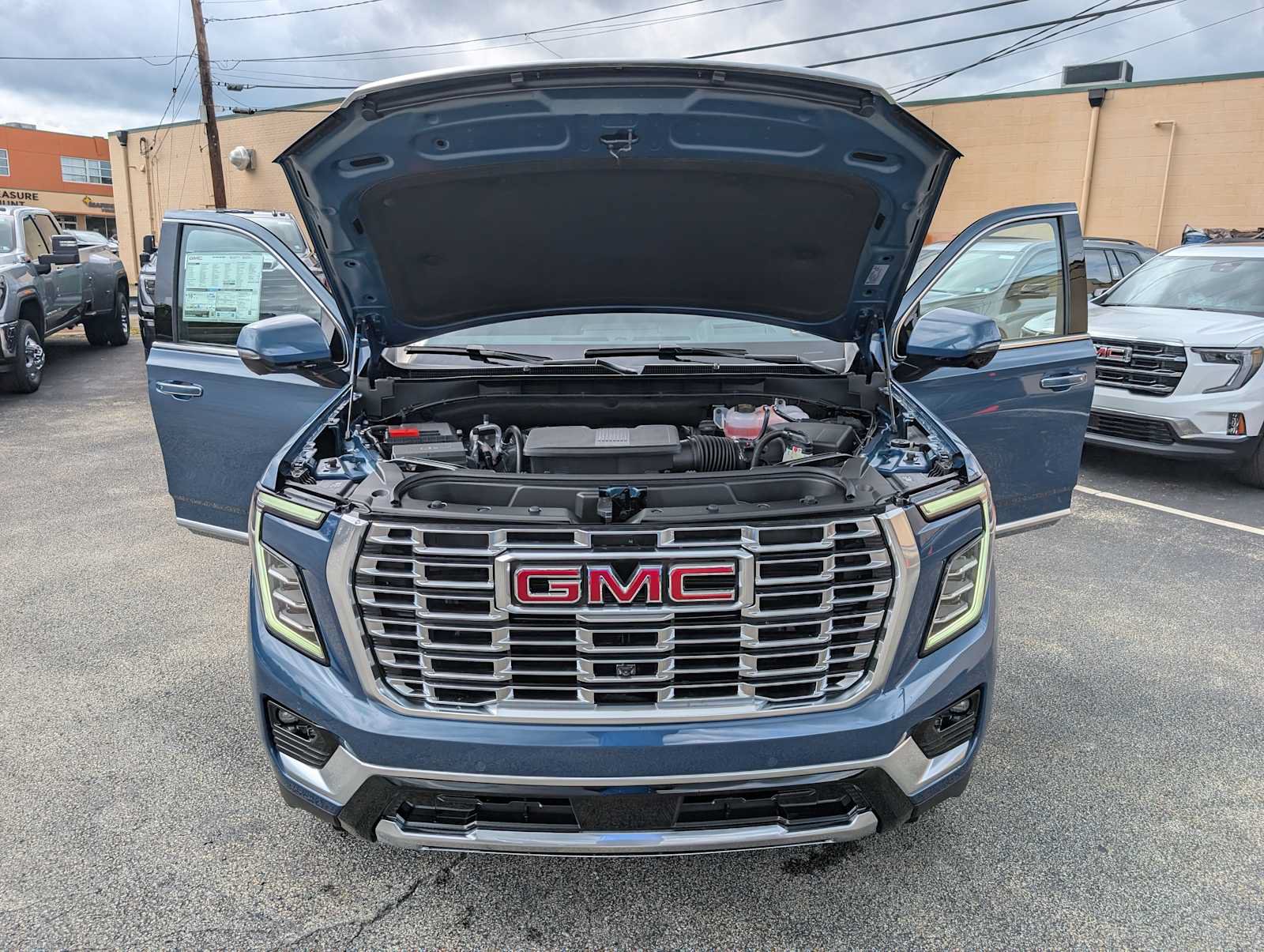 New 2026 GMC Yukon Denali w/ Denali Reserve Package AWD/4WD image 11