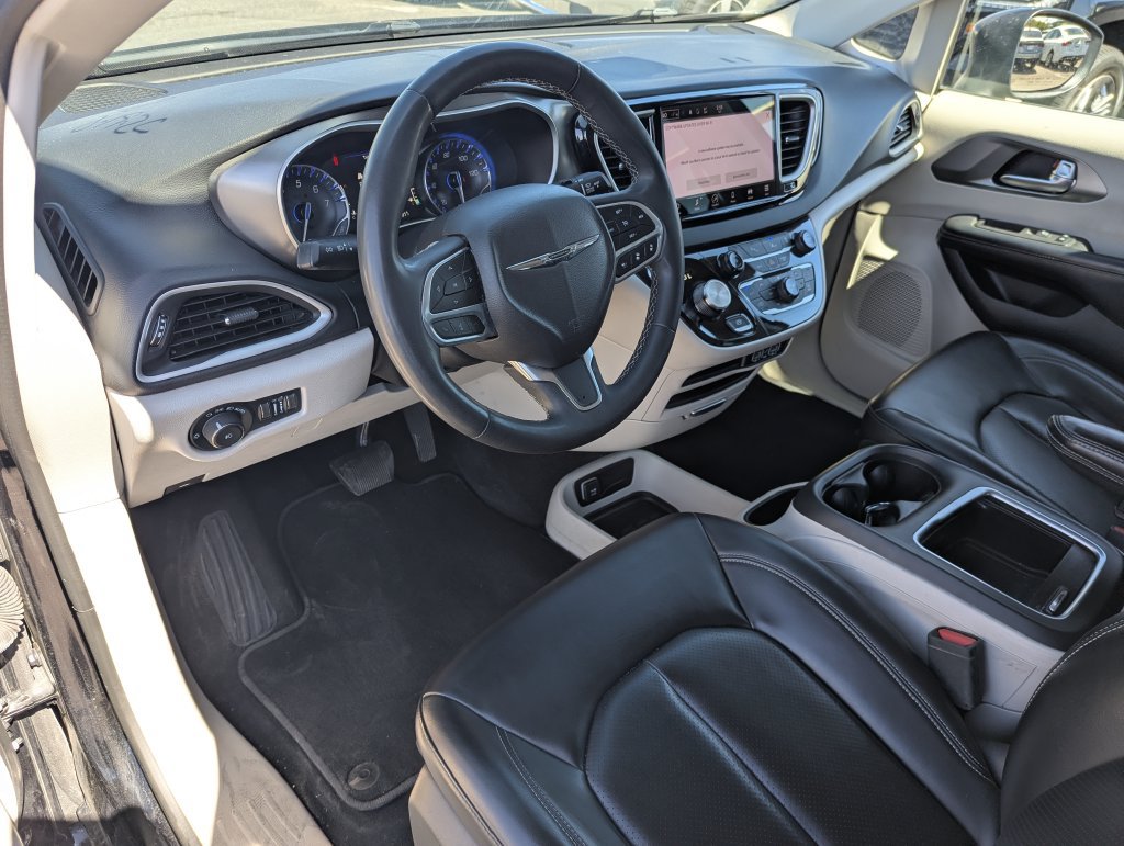 Used 2023 Chrysler Pacifica Touring-L FWD image 14