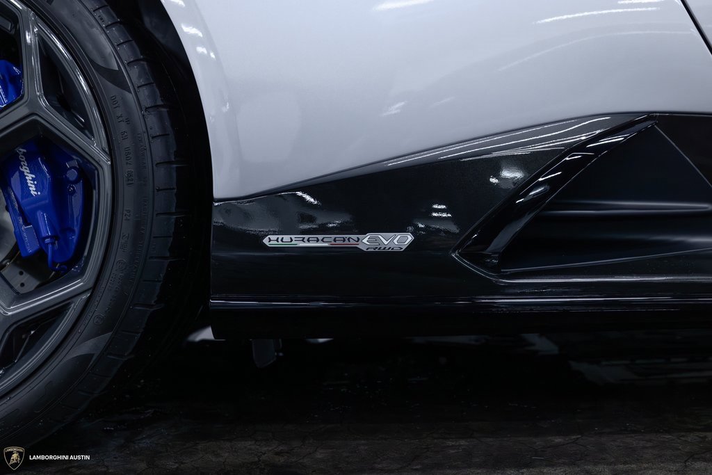 Used 2021 Lamborghini Huracan EVO image 15