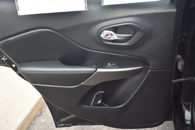 Used 2021 Jeep Cherokee Latitude Plus AWD/4WD image 36