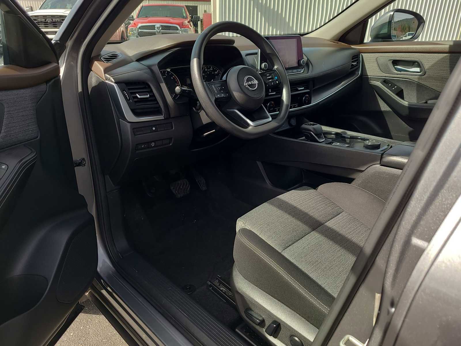 Used 2023 Nissan Rogue SV image 10