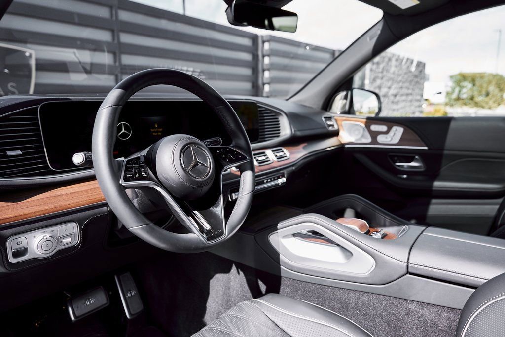 Used 2025 Mercedes-Benz Maybach GLS 600 4MATIC image 2