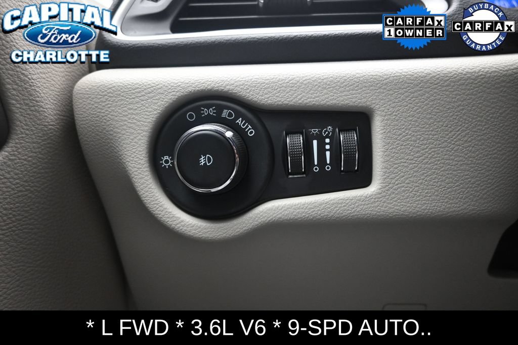 Used 2023 Chrysler Pacifica Touring-L FWD image 17