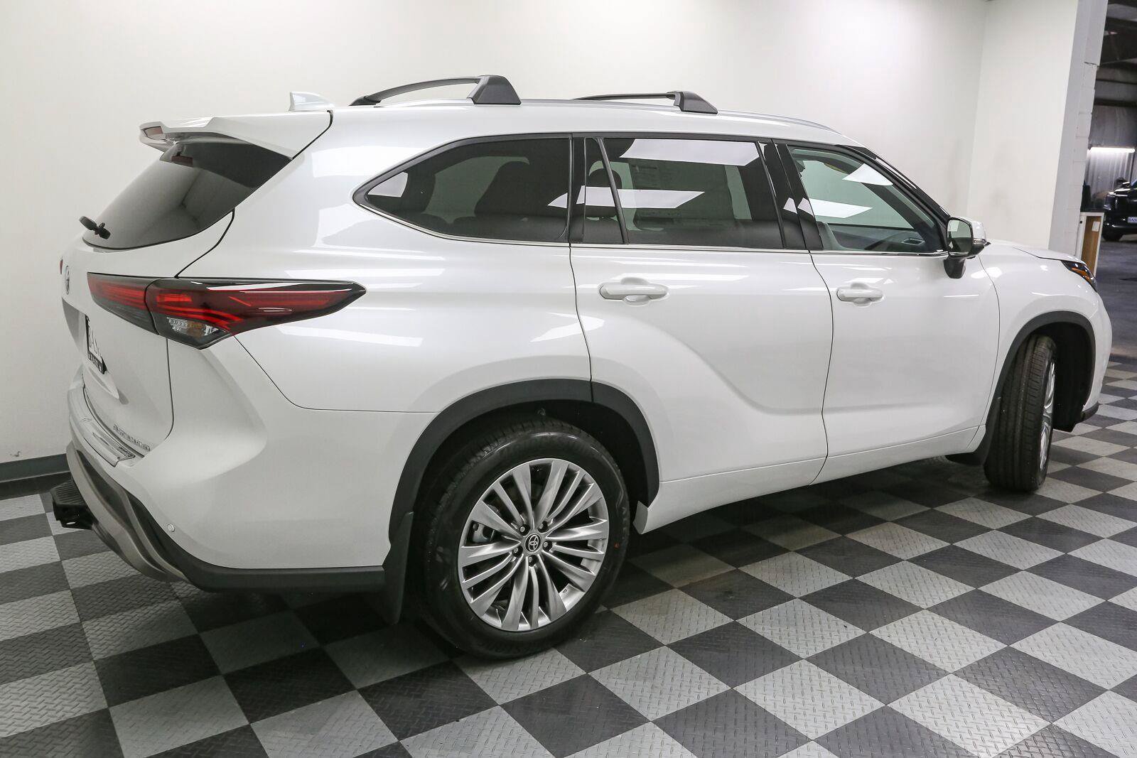 Used 2026 Toyota Highlander Platinum AWD/4WD image 9