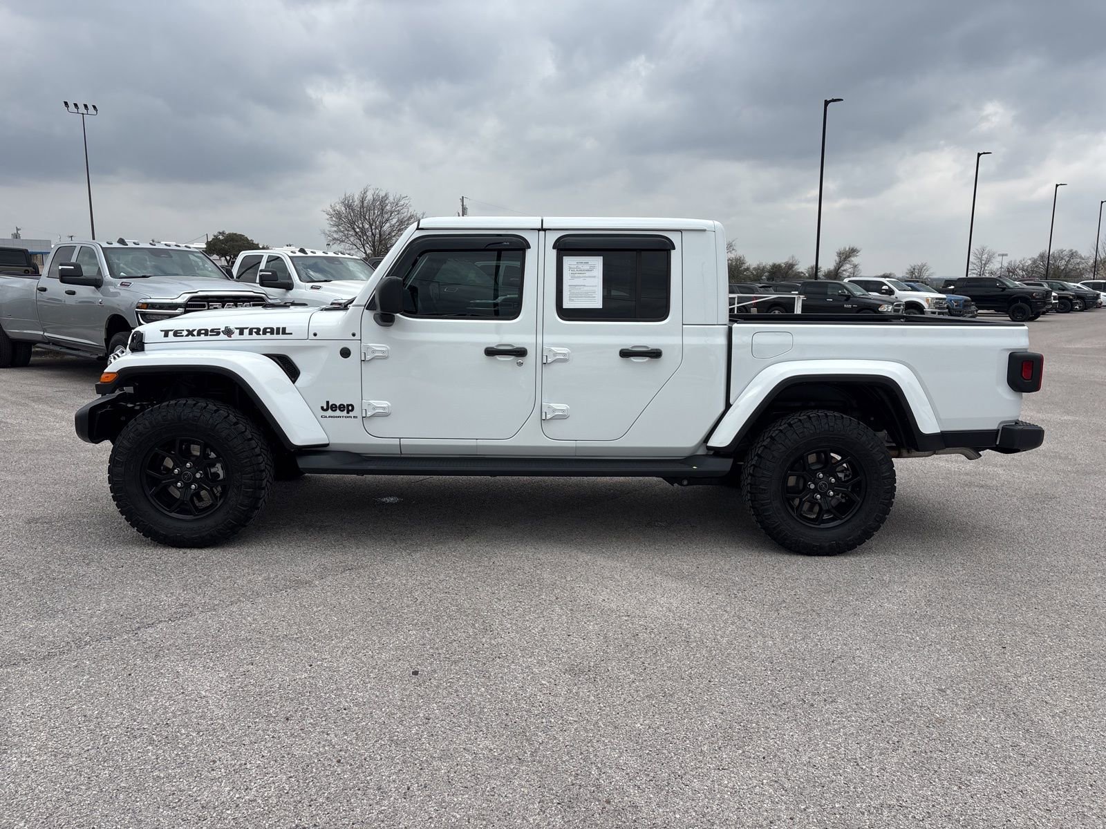 Used 2025 Jeep Gladiator Sport image 2