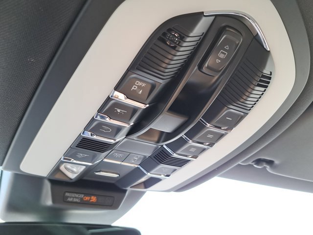 Certified 2025 Porsche Macan AWD/4WD image 36
