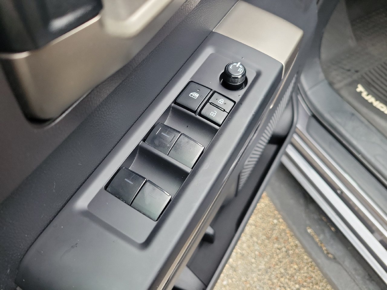 Used 2022 Toyota Tundra SR5 w/ SR5 Convenience Package AWD/4WD image 14