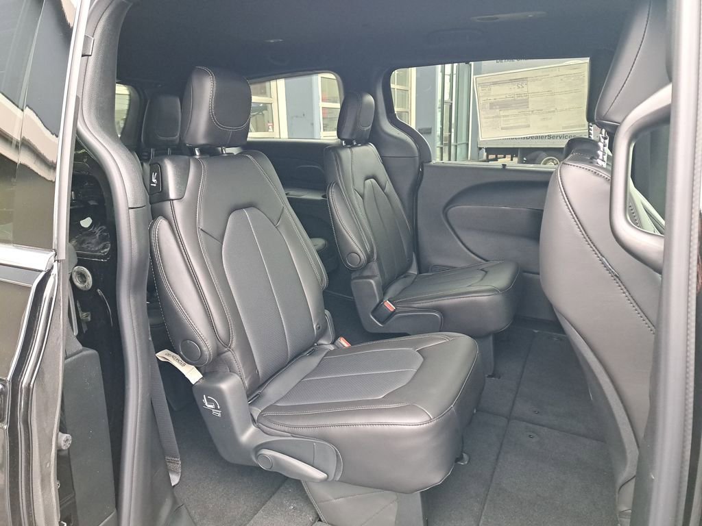New 2026 Chrysler Pacifica Select FWD image 14