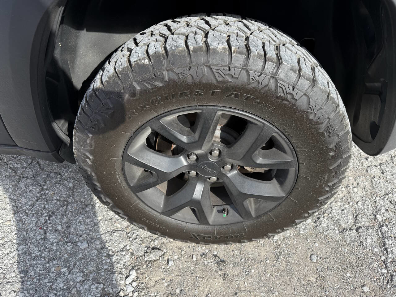 Used 2017 Jeep Cherokee Trailhawk w/ Cold Weather Group image 20