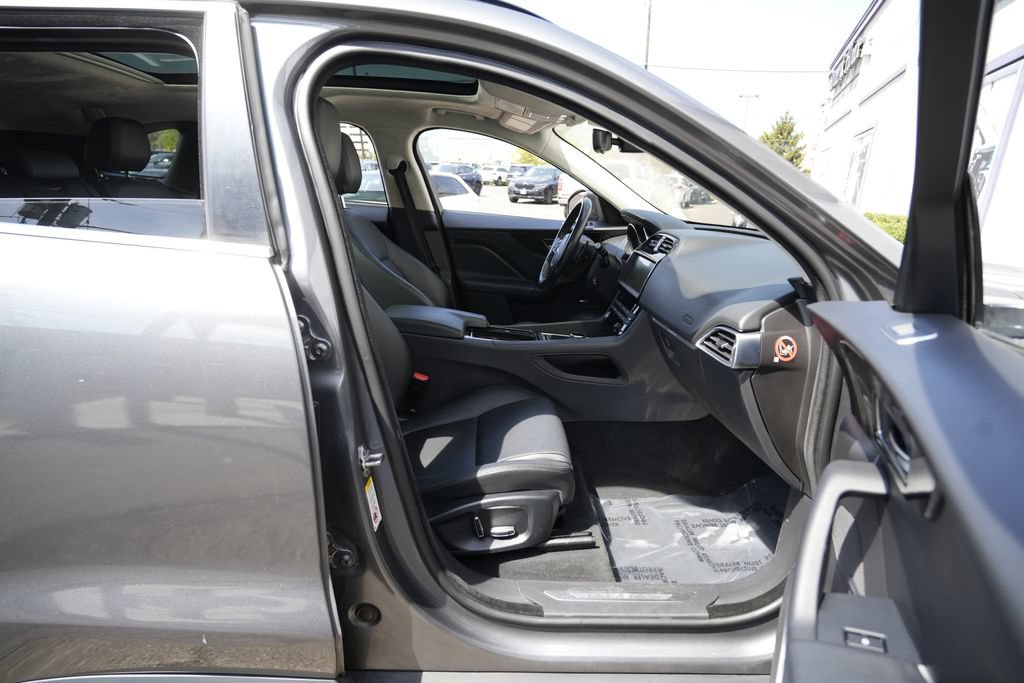 Used 2019 Jaguar F-PACE Premium image 33