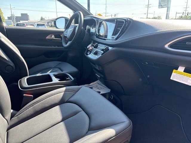 New 2026 Chrysler Pacifica Select image 18
