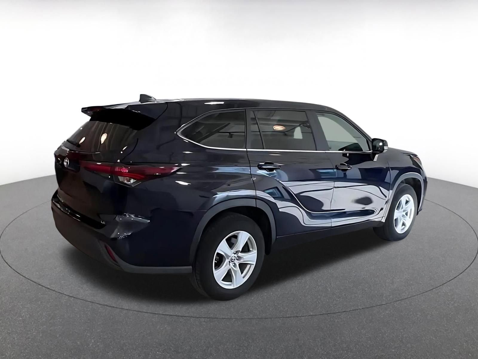 Used 2025 Toyota Highlander LE FWD image 10