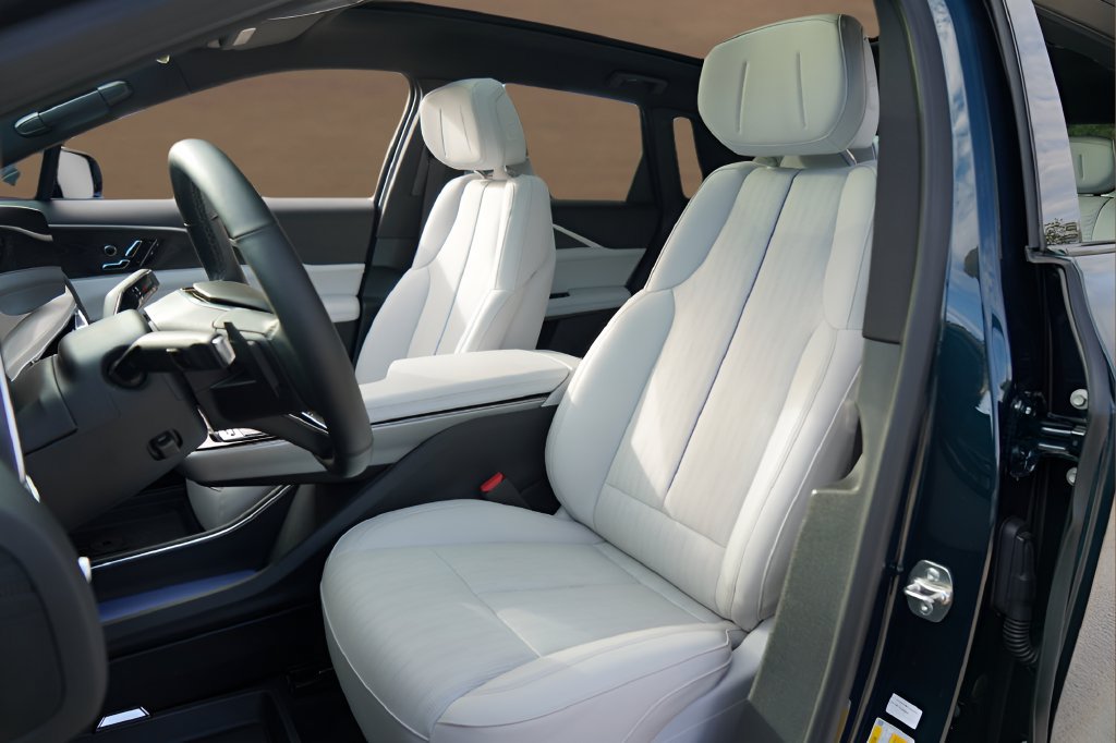 Used 2025 Cadillac Lyriq Luxury w/ LPO, Floor Liner Package RWD image 11