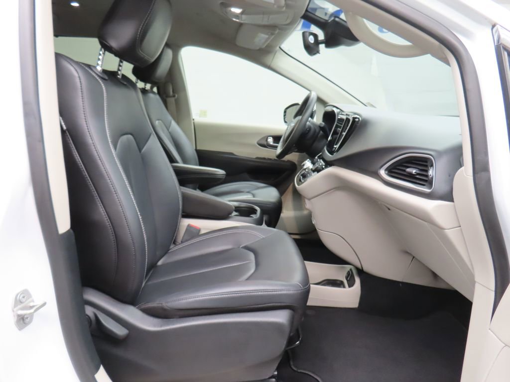 Used 2024 Chrysler Pacifica Touring-L FWD image 27