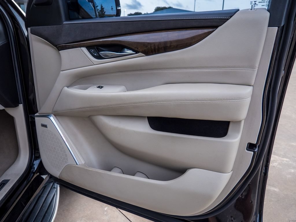 Used 2018 Cadillac Escalade Luxury RWD image 19
