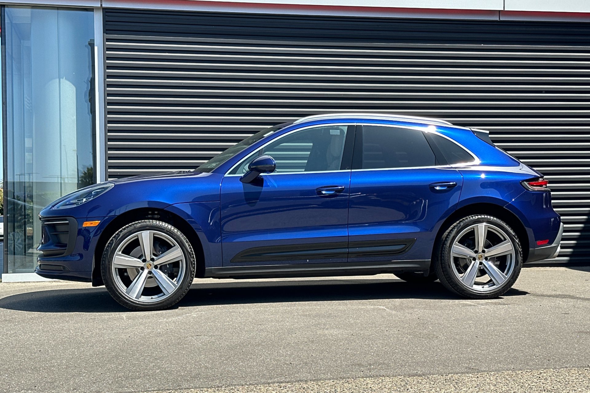 Used 2025 Porsche Macan image 2
