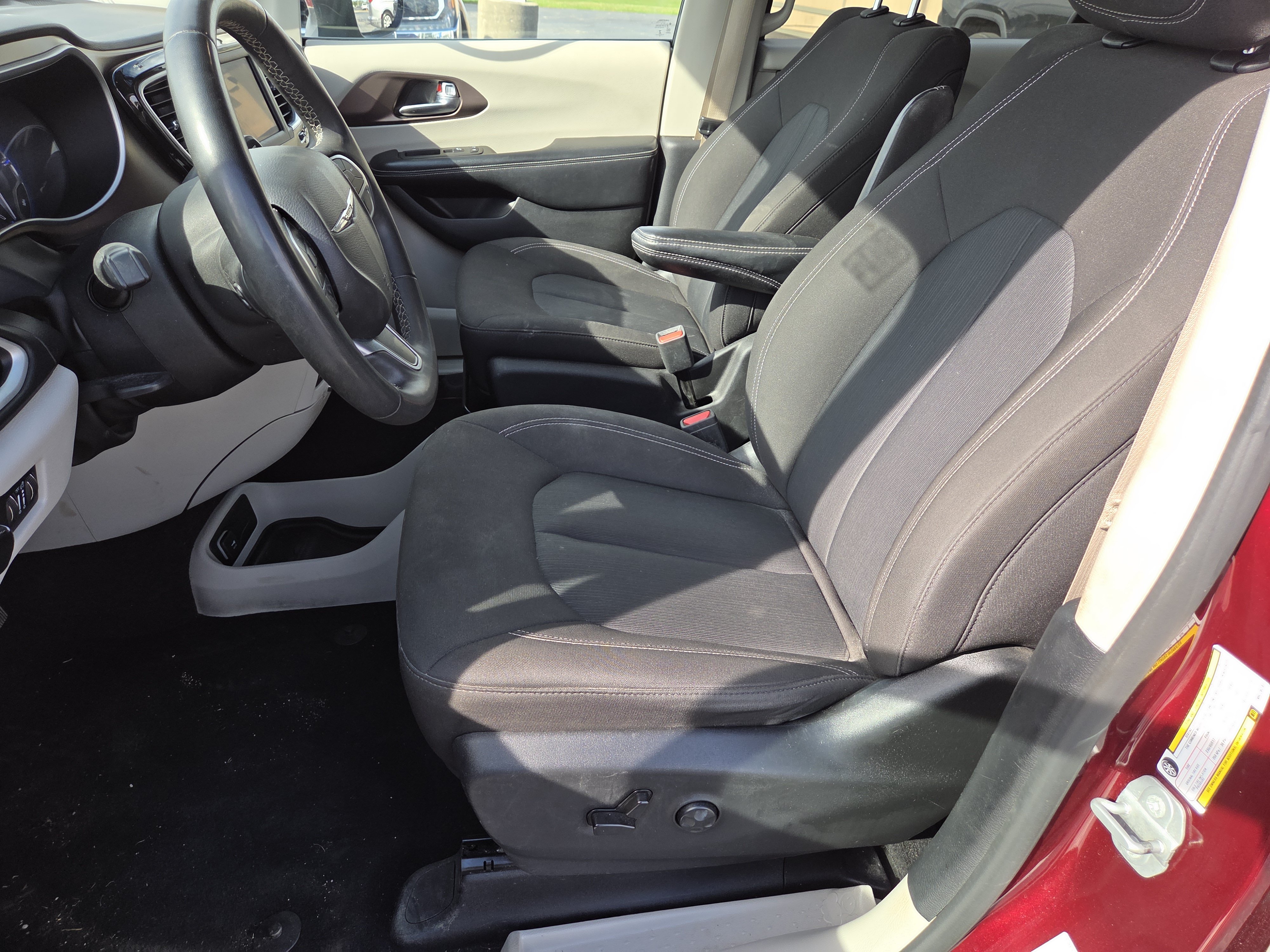 Used 2022 Chrysler Voyager LX FWD image 11