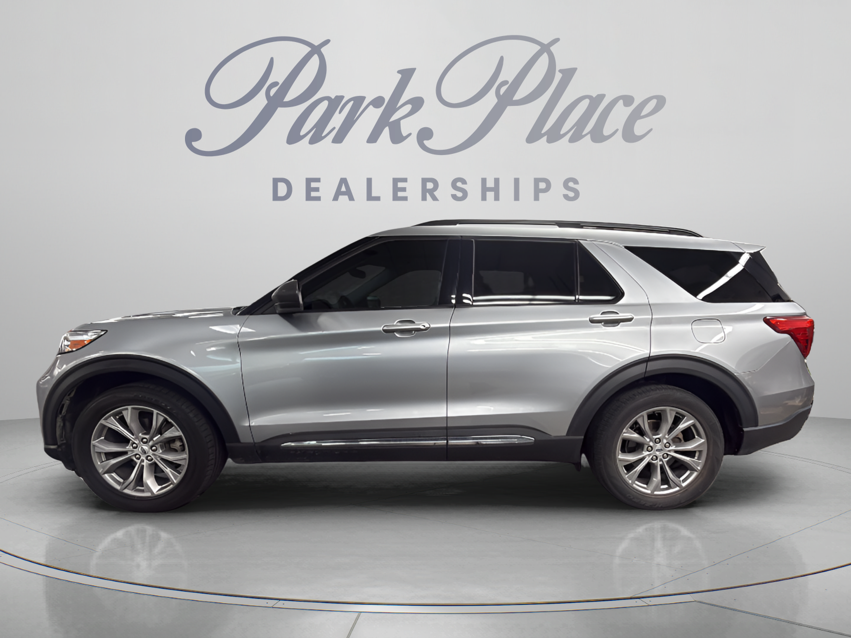 Used 2023 Ford Explorer XLT w/ Equipment Group 202A RWD image 2