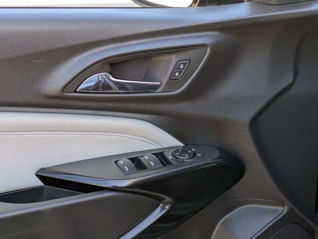 Used 2025 Chevrolet Trax LT w/ LT Convenience Package image 13