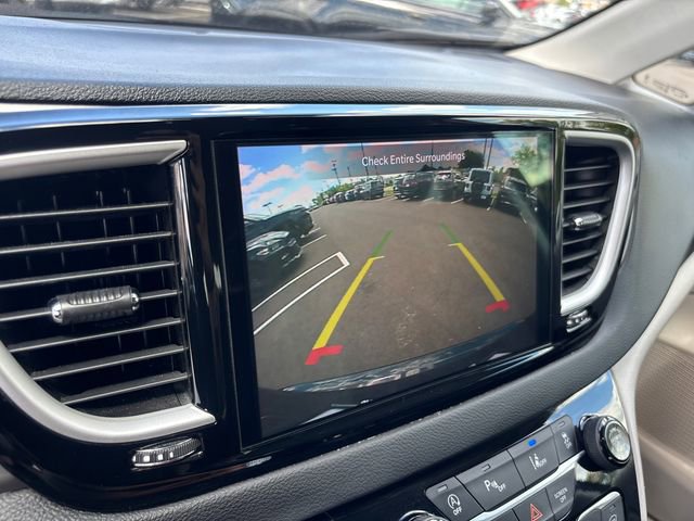 Used 2023 Chrysler Pacifica Touring-L FWD image 4