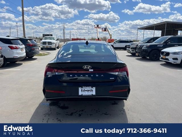New 2025 Hyundai Elantra SEL image 6