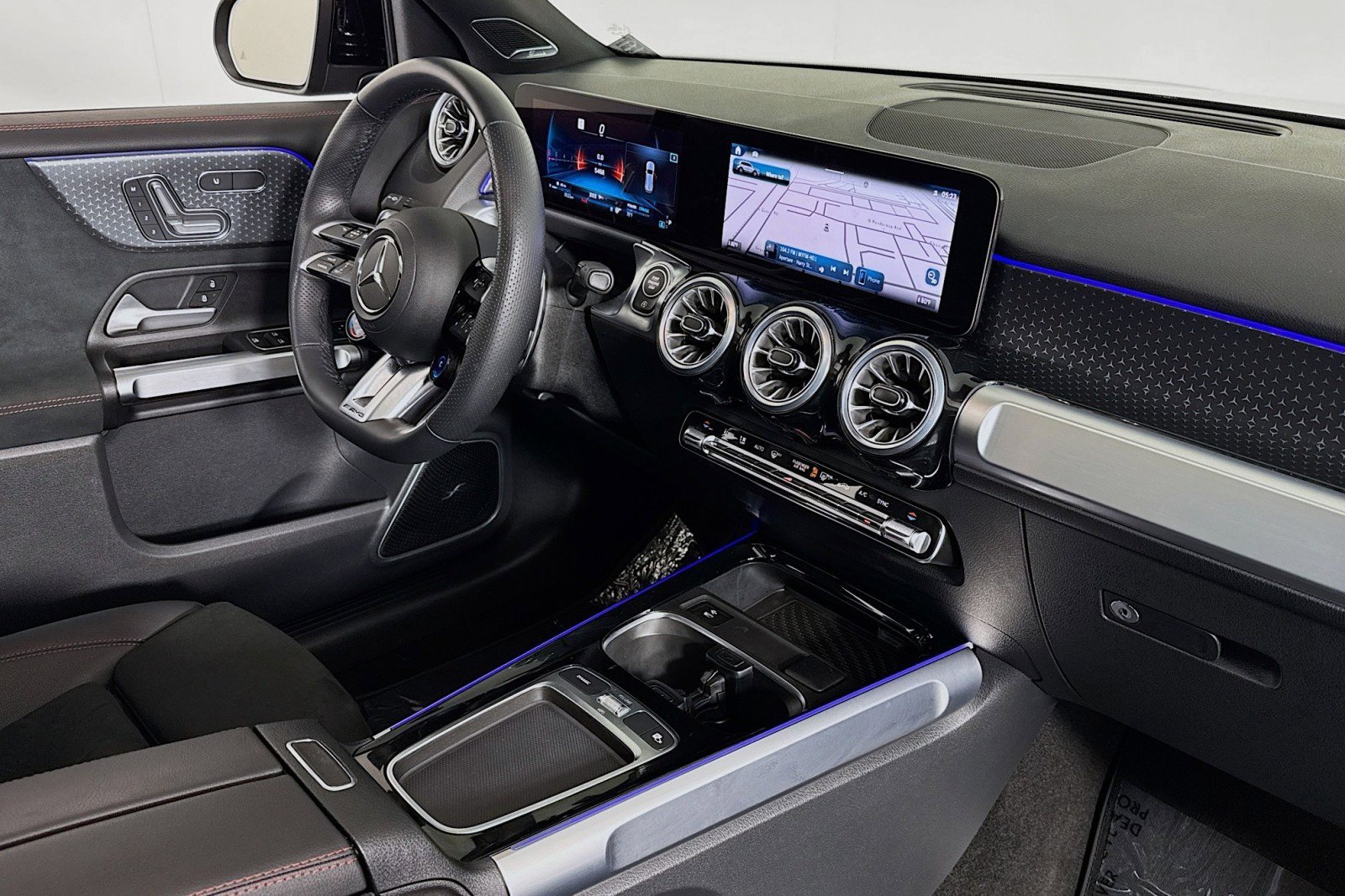 Certified 2025 Mercedes-Benz GLB 35 AMG 4MATIC image 17