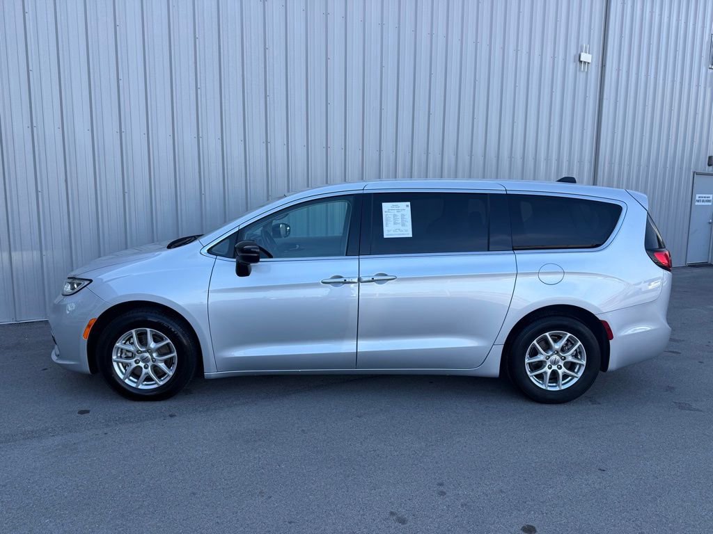 Used 2024 Chrysler Pacifica Touring-L image 39